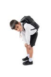 Pouco menino de escola que toma o saco pesado completamente dos livros imagem de stock Pouco menino de escola que toma o saco pesado completamente dos livros imagem de stock