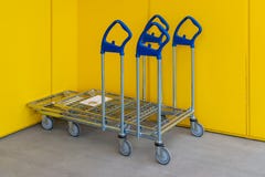 Poucos carrinhos de compras com logotipo de Ikea na entrada da loja epônimo fotografia de stock Poucos carrinhos de compras com logotipo de Ikea na entrada da loja epônimo fotografia de stock
