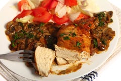 Poulet avec la sauce aux champignons et la salade image stock Poulet avec la sauce aux champignons et la salade image stock