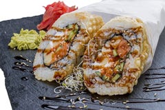 Poulet et avocat ?pic?s de tempura de petit pain photographie stock libre de droits Poulet et avocat ?pic?s de tempura de petit pain photographie stock libre de droits