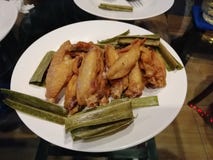 Poulet frit avec du sel sur le plat blanc avec les feuilles pandan frites, Thaifood photo libre de droits Poulet frit avec du sel sur le plat blanc avec les feuilles pandan frites, Thaifood photo libre de droits