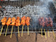 Poulet grillé rôti ou poulet grillé sur le gril de charbon de bois photographie stock libre de droits Poulet grillé rôti ou poulet grillé sur le gril de charbon de bois photographie stock libre de droits