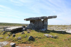 Poulnabrone-Dolmen gelegen im Burren lizenzfreies stockfoto Poulnabrone-Dolmen gelegen im Burren lizenzfreies stockfoto