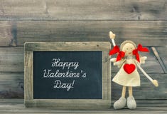 Poupée avec le coeur rouge Belle décoration de jour de valentines photographie stock Poupée avec le coeur rouge Belle décoration de jour de valentines photographie stock