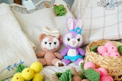 poupées de crochet un ours de nounours et poupée d'amigurumi d'un lapin de Pâques mignons photographie stock libre de droits poupées de crochet un ours de nounours et poupée d'amigurumi d'un lapin de Pâques mignons photographie stock libre de droits