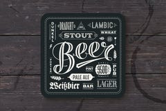 Pousa-copos para a cerveja com rotulação tirada mão ilustração do vetor Pousa-copos para a cerveja com rotulação tirada mão ilustração do vetor