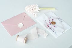 ?pouser l'invitation comme lettre d?cor?e sur une nappe blanche avec une composition florale photos stock ?pouser l'invitation comme lettre d?cor?e sur une nappe blanche avec une composition florale photos stock