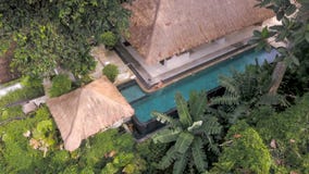 Pousse d'Arial de la villa de luxe de pavillon située dans les jungles avec la piscine et le modèle bleus photo libre de droits Pousse d'Arial de la villa de luxe de pavillon située dans les jungles avec la piscine et le modèle bleus photo libre de droits