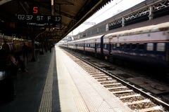 Pousser des cris per?ants le bruit du train freinant ? une station images stock Pousser des cris per?ants le bruit du train freinant ? une station images stock