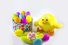 Poussin jaune avec un boîte-cadeau avec les oeufs colorés de Pâques photos libres de droits Poussin jaune avec un boîte-cadeau avec les oeufs colorés de Pâques photos libres de droits
