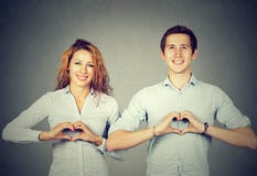 Povos alegres que mostram corações com mãos fotografia de stock royalty free Povos alegres que mostram corações com mãos fotografia de stock royalty free