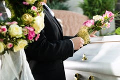Povos de lamentação no funeral com caixão fotos de stock Povos de lamentação no funeral com caixão fotos de stock