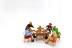 Povos diminutos: As famílias estão comemorando, comendo junto felizmente Uso da imagem para o conceito do festival da família imagem de stock royalty free Povos diminutos: As famílias estão comemorando, comendo junto felizmente Uso da imagem para o conceito do festival da família imagem de stock royalty free