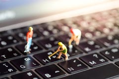 Povos diminutos: equipe do trabalhador com botão em um keyboa do computador imagens de stock Povos diminutos: equipe do trabalhador com botão em um keyboa do computador imagens de stock