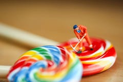 Povos diminutos: equipe o trabalhador com o colorido dos doces e vadiar fotografia de stock Povos diminutos: equipe o trabalhador com o colorido dos doces e vadiar fotografia de stock