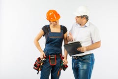 Povos dos contratantes que discutem o plano da construção sobre o fundo branco foto de stock Povos dos contratantes que discutem o plano da construção sobre o fundo branco foto de stock