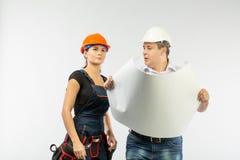 Povos dos contratantes que discutem o plano da construção sobre o fundo branco fotos de stock Povos dos contratantes que discutem o plano da construção sobre o fundo branco fotos de stock