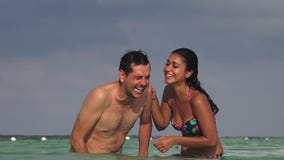 Povos dos nadadores que riem no oceano video estoque Povos dos nadadores que riem no oceano video estoque