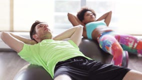 Povos felizes que dobram os músculos abdominais no fitball filme Povos felizes que dobram os músculos abdominais no fitball filme
