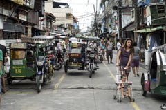 Povos filipinos que têm seu dia a dia nas ruas de Manila fotografia de stock Povos filipinos que têm seu dia a dia nas ruas de Manila fotografia de stock
