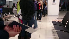 Povos nervosos no controle de passaporte de espera da fila longa no ponto de verificação da alfândega video estoque Povos nervosos no controle de passaporte de espera da fila longa no ponto de verificação da alfândega video estoque