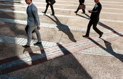 Povos que andam ao escritório na manhã em uma rua movimentada fotos de stock Povos que andam ao escritório na manhã em uma rua movimentada fotos de stock