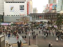 Povos que andam na rua na estação de Shibuya no Tóquio, Japão imagens de stock royalty free Povos que andam na rua na estação de Shibuya no Tóquio, Japão imagens de stock royalty free