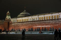 Povos que andam no quadrado vermelho na noite perto do mausoléu de Lenin no inverno imagens de stock Povos que andam no quadrado vermelho na noite perto do mausoléu de Lenin no inverno imagens de stock