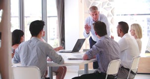 Povos que assistem à reunião de negócios no escritório de plano aberto moderno video estoque Povos que assistem à reunião de negócios no escritório de plano aberto moderno video estoque