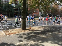 Povos que correm em Berlin Marathon sobre toneladas de copos plásticos vazios imagens de stock Povos que correm em Berlin Marathon sobre toneladas de copos plásticos vazios imagens de stock
