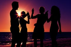 Povos que têm o partido na praia com bebidas foto de stock royalty free Povos que têm o partido na praia com bebidas foto de stock royalty free