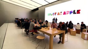 Povos que visitam a loja de Apple na baixa Povos que visitam a loja de Apple na baixa