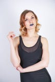 Powabna blondynka w sporty spandex sukni fishnet pantyhose na białym tle w studiu i fotografia stock Powabna blondynka w sporty spandex sukni fishnet pantyhose na białym tle w studiu i fotografia stock