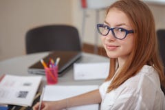 Powabny nastoletniej dziewczyny studiowanie przed egzaminami zdjęcie stock Powabny nastoletniej dziewczyny studiowanie przed egzaminami zdjęcie stock