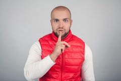Powa?na dobra przygl?daj?ca samiec z ?ysym w?osy, utrzymanie pierwszego planu palec na wargach, pr?by utrzymywa? spisek, spojrzen obrazy stock Powa?na dobra przygl?daj?ca samiec z ?ysym w?osy, utrzymanie pierwszego planu palec na wargach, pr?by utrzymywa? spisek, spojrzen obrazy stock