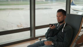 Poważny gniewny boczny portret studencki turystyczny freelancer biznesowego mężczyzny głosu rozpoznania wiadomości mowy audio tel zbiory wideo Poważny gniewny boczny portret studencki turystyczny freelancer biznesowego mężczyzny głosu rozpoznania wiadomości mowy audio tel zbiory wideo
