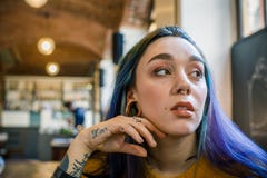 Poważny nowożytny błękitny włosiany kobieta portret przy restauracyjnym holem fotografia royalty free Poważny nowożytny błękitny włosiany kobieta portret przy restauracyjnym holem fotografia royalty free