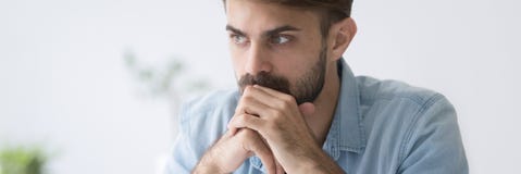 Poważny skupiający się biznesmen trzyma ręki na podbródka główkowaniu robi decyzji obrazy stock Poważny skupiający się biznesmen trzyma ręki na podbródka główkowaniu robi decyzji obrazy stock