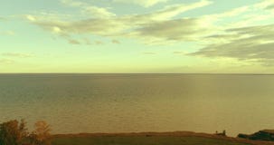 Powietrzny hyperlapse zmierzch i chmury nad dennego wybrzeża Timelapse trutnia komarnica blisko oceanu deponujemy pieniądze Wysok zbiory wideo Powietrzny hyperlapse zmierzch i chmury nad dennego wybrzeża Timelapse trutnia komarnica blisko oceanu deponujemy pieniądze Wysok zbiory wideo