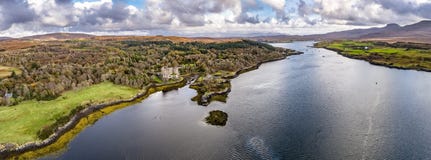 Powietrzny jesień widok Dunvegan kasztel, wyspa Skye zdjęcie stock Powietrzny jesień widok Dunvegan kasztel, wyspa Skye zdjęcie stock