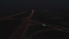 Powietrzny odg?rny widok autostrady wymiana przy noc? Powietrzny odg?rny widok drogowy z??cze z g?ry, samochodu ruch drogowy i d? zbiory wideo Powietrzny odg?rny widok autostrady wymiana przy noc? Powietrzny odg?rny widok drogowy z??cze z g?ry, samochodu ruch drogowy i d? zbiory wideo