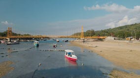 Powietrzny trutnia materiał filmowy łączy Nusa Lembongan z Ceningan w Bali koloru żółtego most, Indonezja zbiory Powietrzny trutnia materiał filmowy łączy Nusa Lembongan z Ceningan w Bali koloru żółtego most, Indonezja zbiory