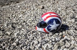 Powyginany motocyklu hełm na plaży fotografia stock Powyginany motocyklu hełm na plaży fotografia stock