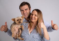 Poza w fotografii studiu z jego Yorkshire psem fotografia stock Poza w fotografii studiu z jego Yorkshire psem fotografia stock