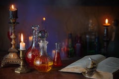 Pozione magica, libri antichi e candele immagini stock libere da diritti Pozione magica, libri antichi e candele immagini stock libere da diritti