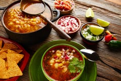 Pozole con el guisado grande del maíz de la mota de polvo de México foto de archivo Pozole con el guisado grande del maíz de la mota de polvo de México foto de archivo