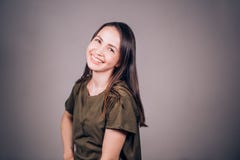 Pozytywne ludzkie emocje Headshot szczęśliwa emocjonalna dziewczyna śmia się od dna jej serce patrzeje kamerę obrazy royalty free Pozytywne ludzkie emocje Headshot szczęśliwa emocjonalna dziewczyna śmia się od dna jej serce patrzeje kamerę obrazy royalty free