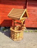 Pozzo di legno vicino alla parete rossa fotografia stock Pozzo di legno vicino alla parete rossa fotografia stock