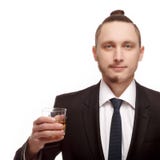 Połówka goljący młody człowiek trzyma szklanym z alkoholem fotografia royalty free Połówka goljący młody człowiek trzyma szklanym z alkoholem fotografia royalty free