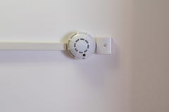 Pożarniczy czujnik na białej betonowej powierzchni w górę In?ynieria i elektronika zdjęcia stock Pożarniczy czujnik na białej betonowej powierzchni w górę In?ynieria i elektronika zdjęcia stock